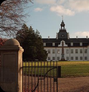 Charlottenlund Slot bag parklågen